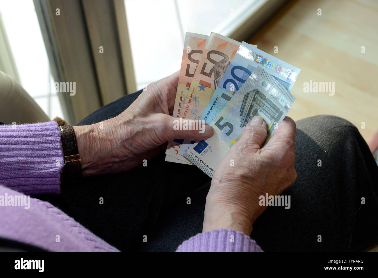 Rentnerin, Haende, Geld, Euro Stockfoto