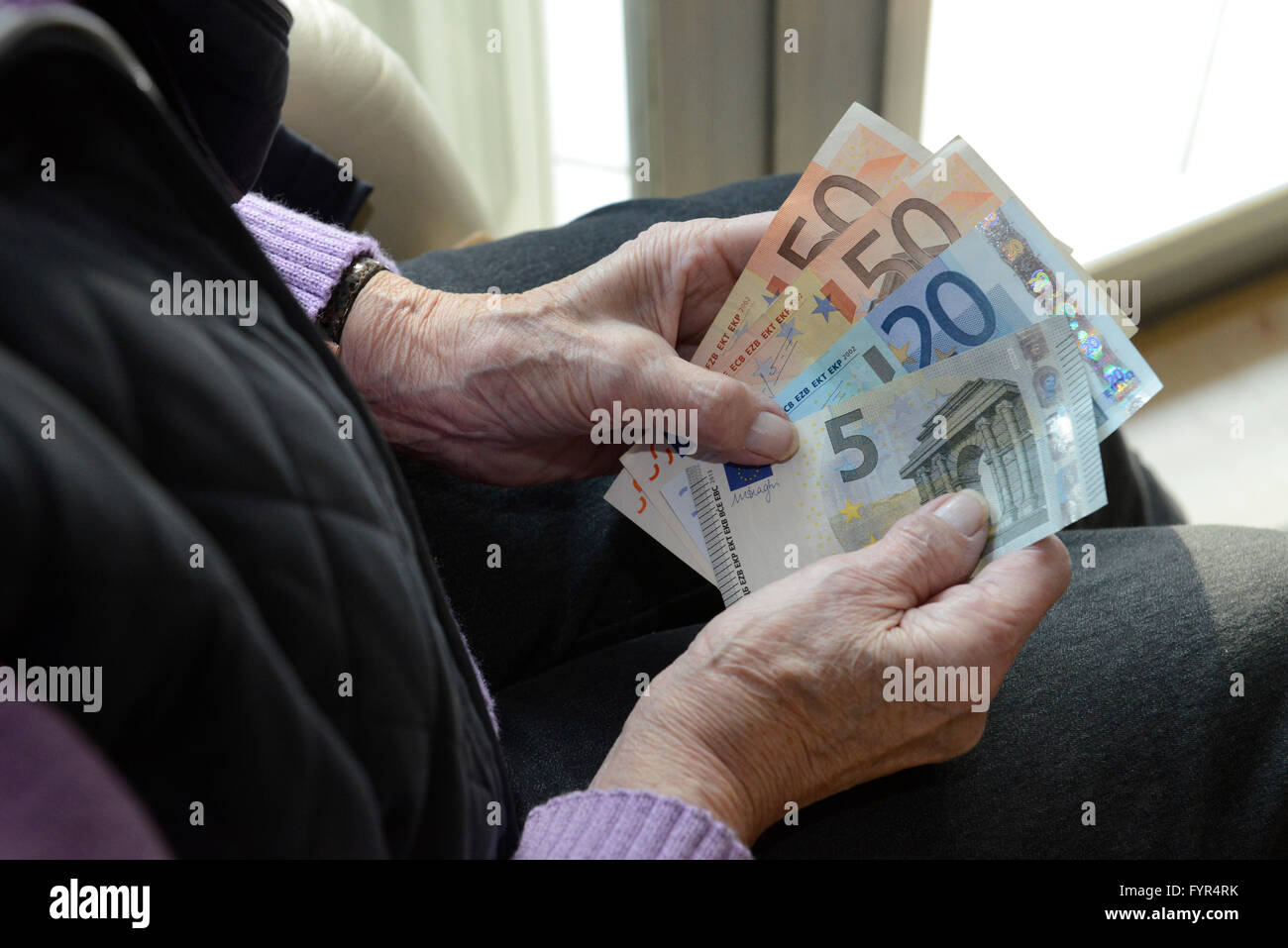 Rentnerin, Haende, Geld, Euro Stockfoto