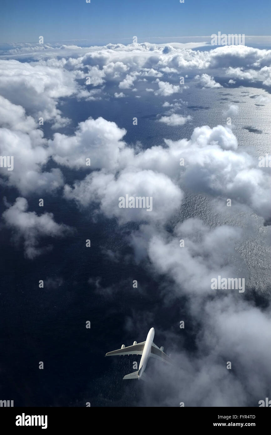 Passagierflugzeug zwischen Wolken Stockfoto