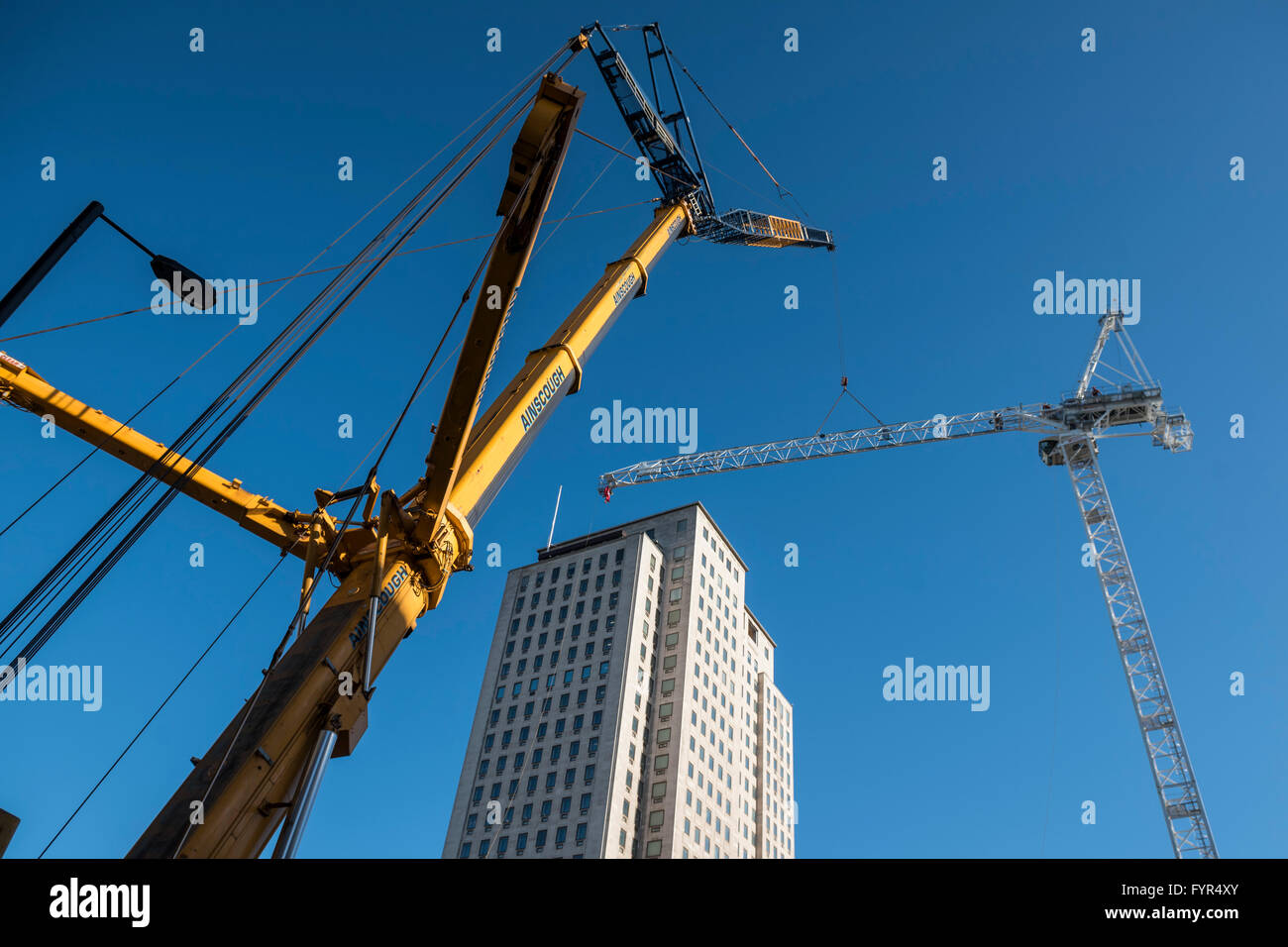 Ein Turmdrehkran ist ein weiterer riesiger Mobilkran eingeführt wie McGee Gruppe stecken in den Abriss der Shell Centre Stockfoto