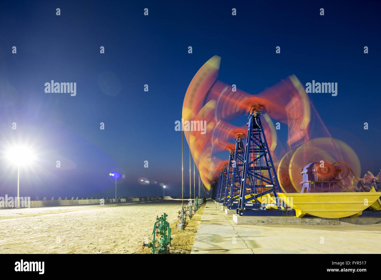 Bohrinsel Ölfeld Tag und Nacht Stockfoto