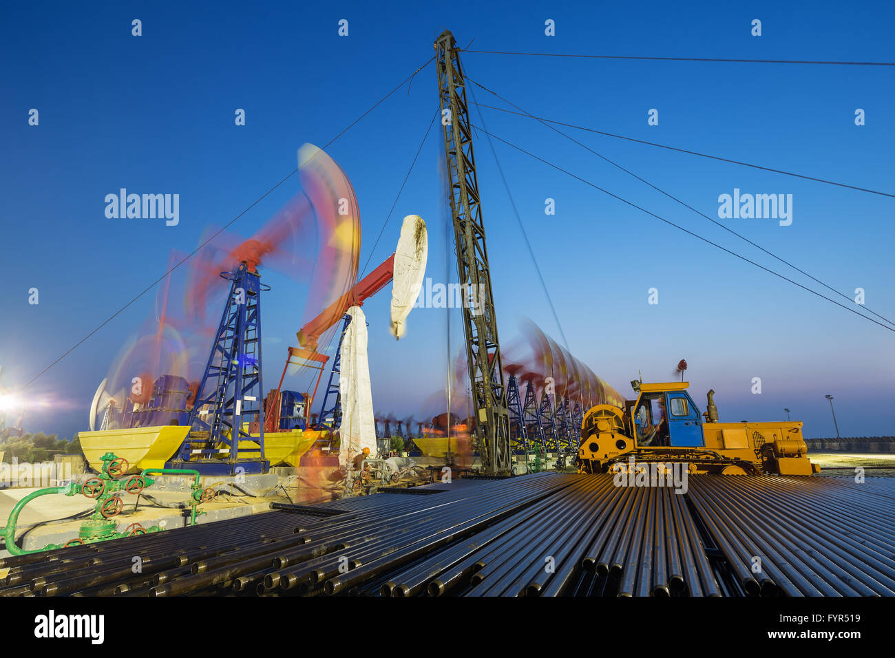 Bohrinsel Ölfeld Tag und Nacht Stockfoto