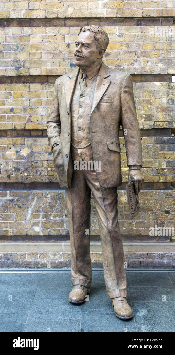 Bronze-Statue von Sir Nigel Gresley von Hazel Reeves FRSA bei Kings Cross Station.   SIEHE DETAILS IN DER BESCHREIBUNG. Stockfoto