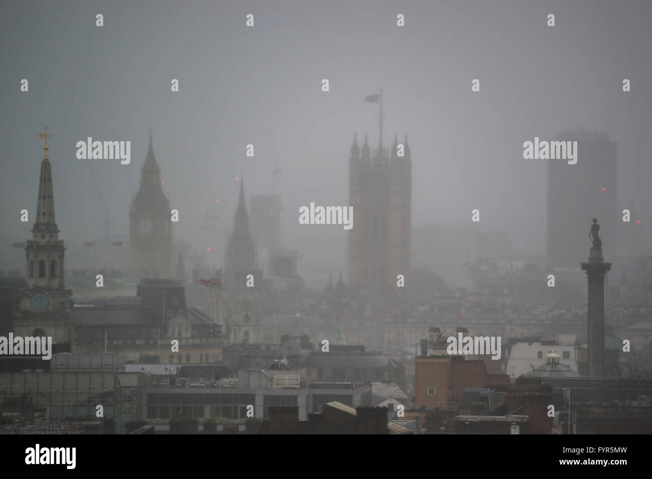 Sorgen um Verschmutzung und schlechte Luftqualität in London wachsen. Sie werden auf natürlich Nebeltage verschmutzende Teilchen tendenziell erhöhen Sie die Intensität des Nebels hervorgehoben. Stockfoto