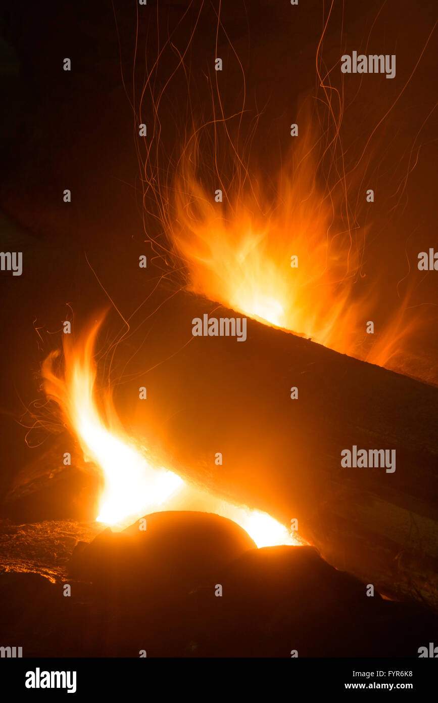 Nacht-Lagerfeuer am Strand, Insel Sachalin, Russland. Stockfoto