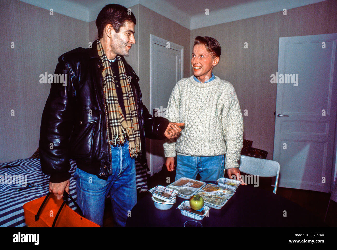 PARIS - N.G.O.- Mitarbeiter von Nichtregierungsorganisationen, der Mahlzeiten an H.I.V.-infizierte Patienten liefert, Pflege zu Hause. (Sidaction) Gesundheitsorganisation, Männer sprechen, franzosen in hiv-Aids Stockfoto