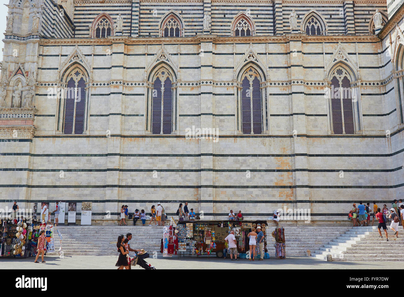 Souvenirstände neben Duomo di Siena Toskana Italien Europa Stockfoto