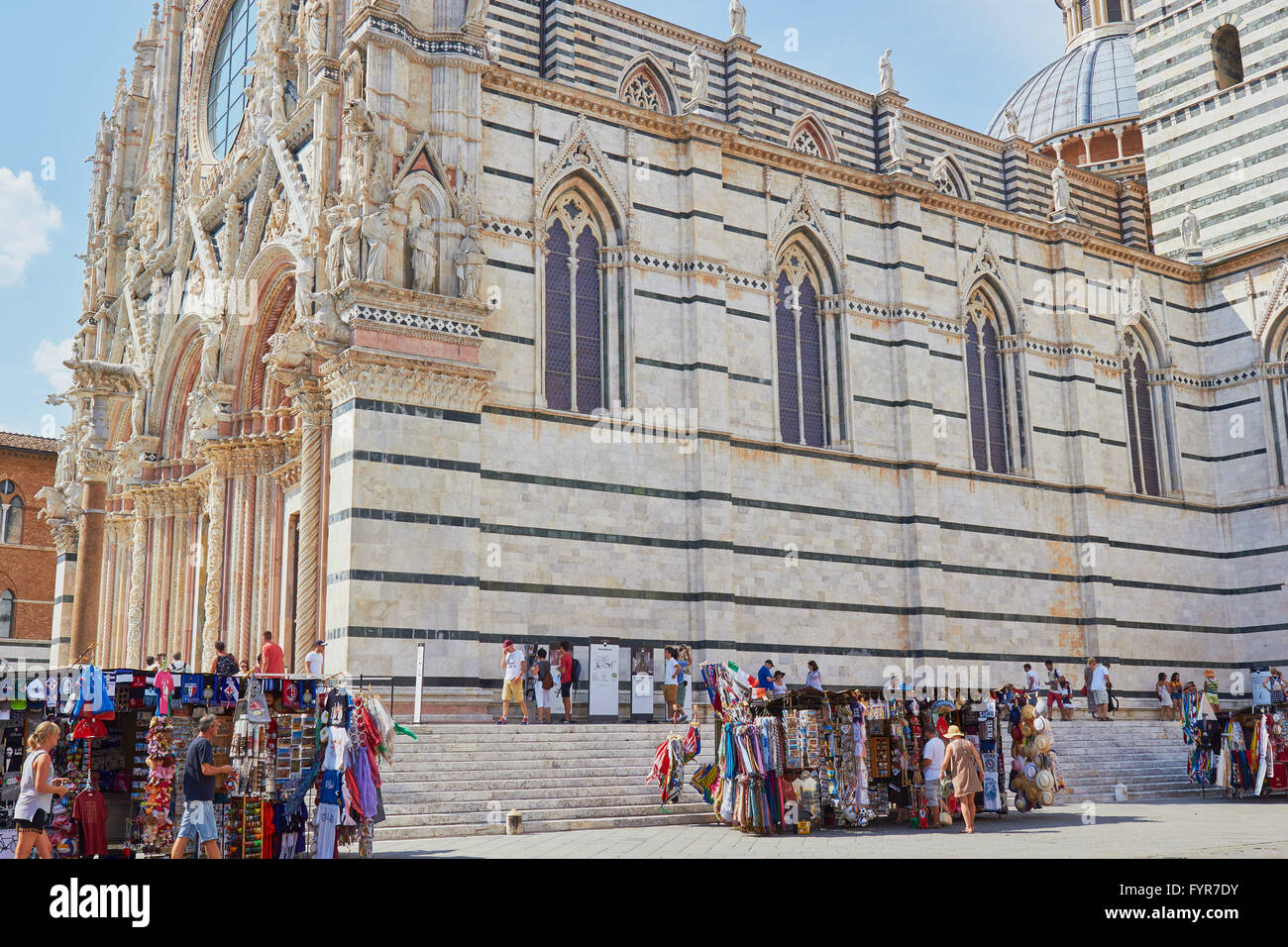 Souvenirstände neben Duomo di Siena Toskana Italien Europa Stockfoto