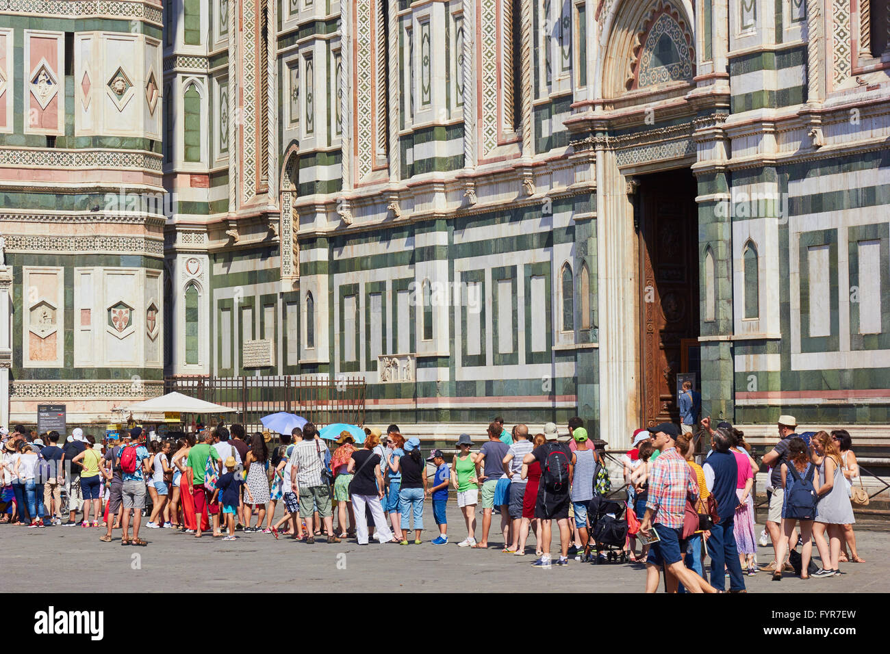 Touristen, die Schlange, um Il Duomo Di Firenze in 1436 Florenz Toskana Italien Europa abgeschlossen eingeben Stockfoto