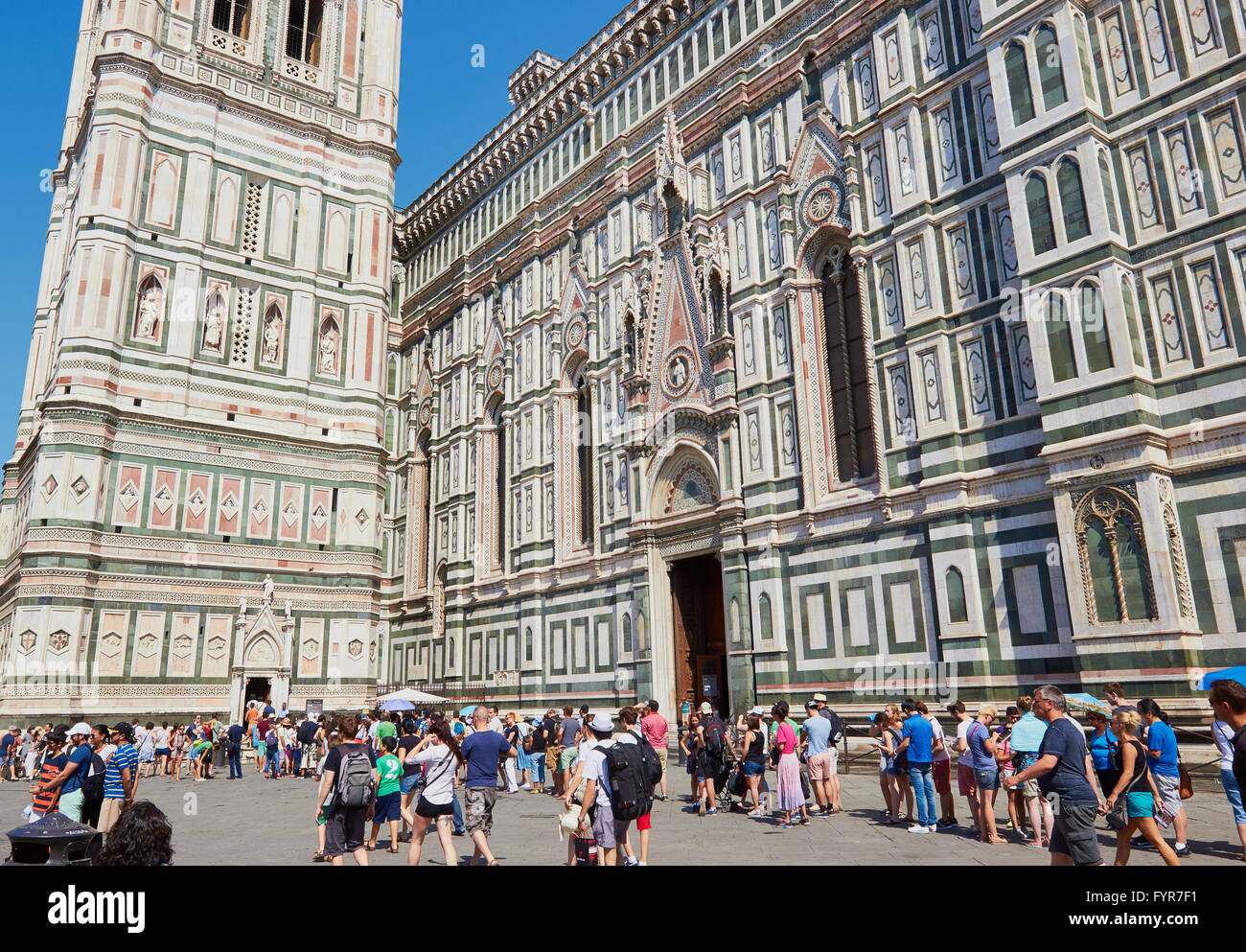 Touristen, die Schlange, um Il Duomo Di Firenze in 1436 Florenz Toskana Italien Europa abgeschlossen eingeben Stockfoto