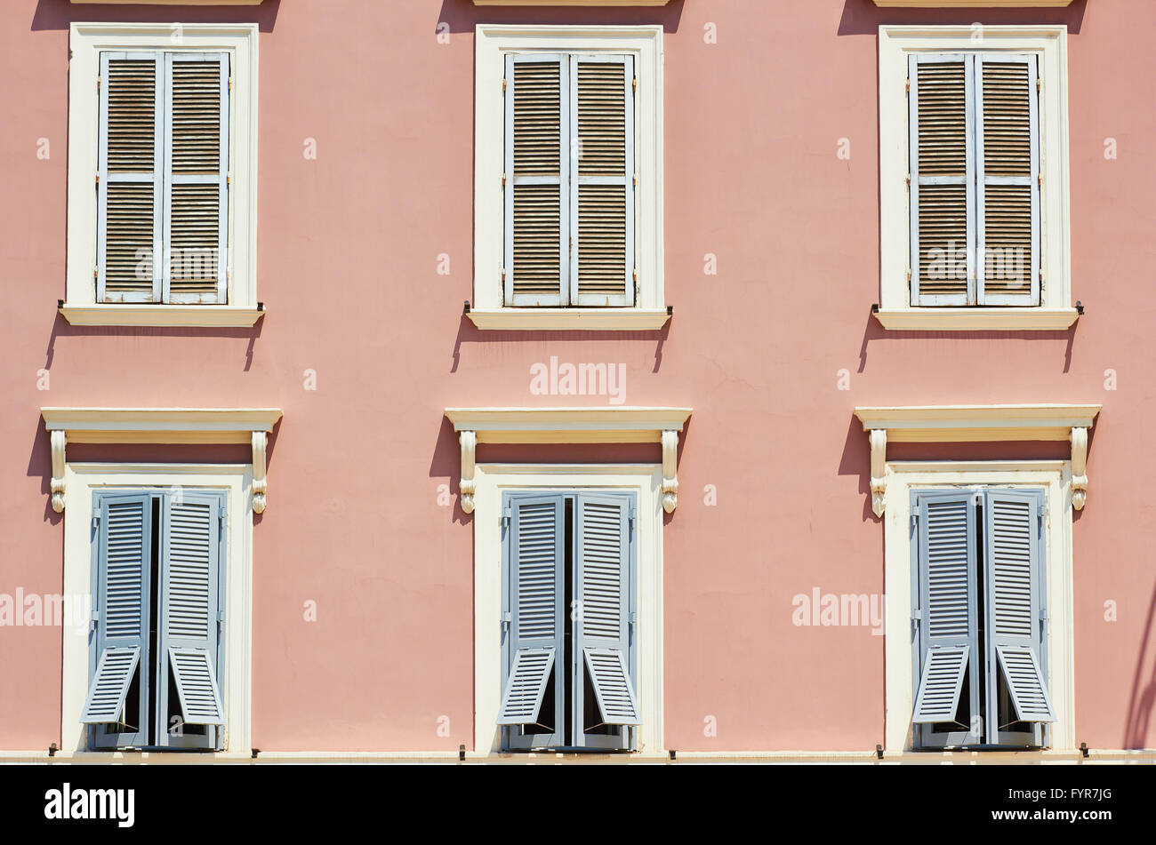 Fensterläden Traditionshaus Rom Latium Italien Europa Stockfoto