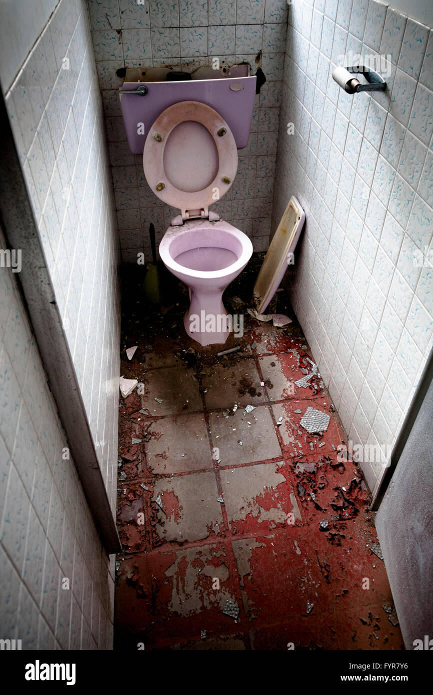 Toilette in einem verlassenen Gebäude Stockfoto