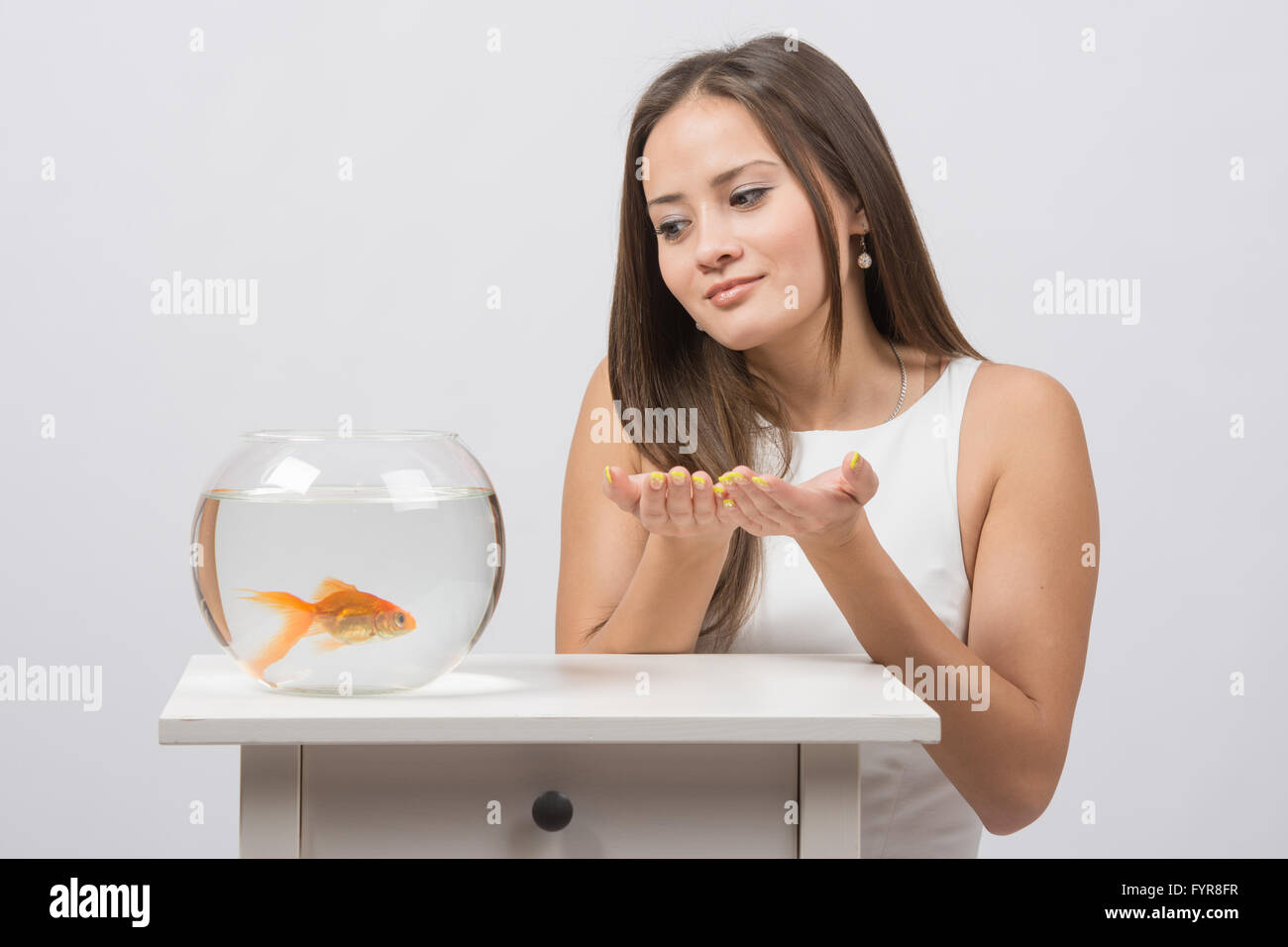 Sie fragt, dass Goldfische den Wunsch erfüllen Stockfoto