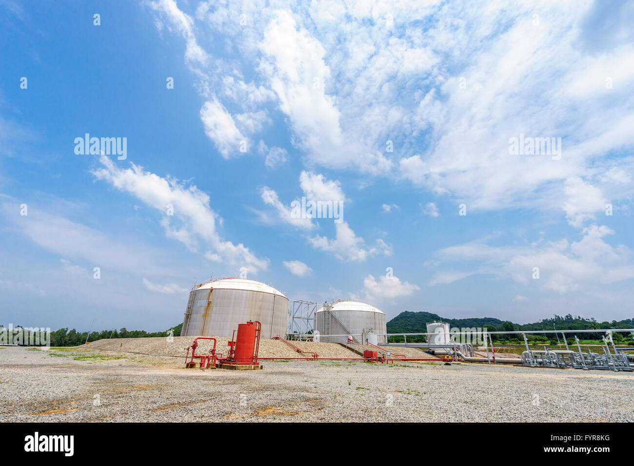 Öl-Tanks stehen in leeren Boden im blauen Himmel Stockfoto