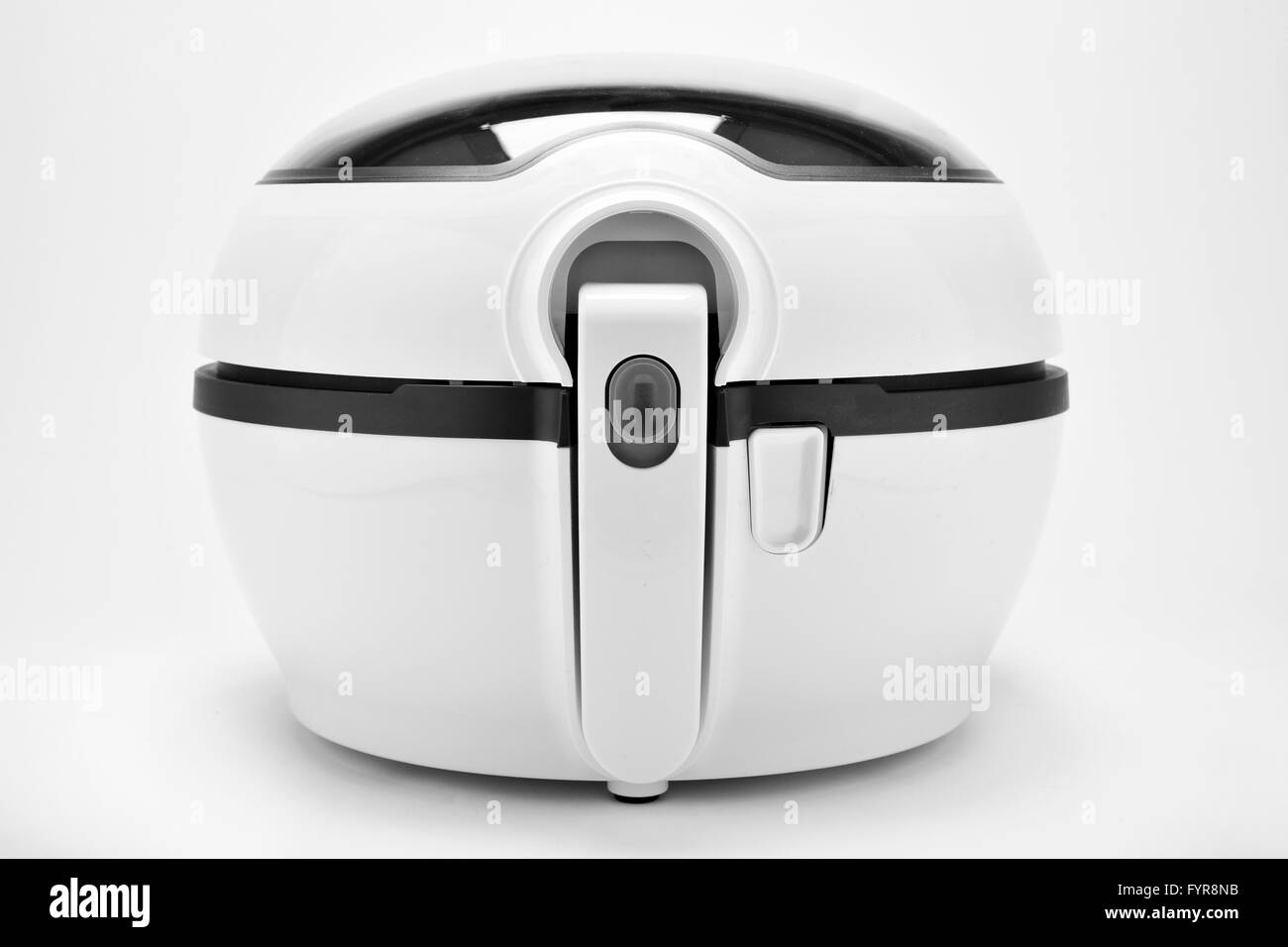 Nahaufnahme von einer weißen Multipfanne auf weißem Hintergrund Stockfoto