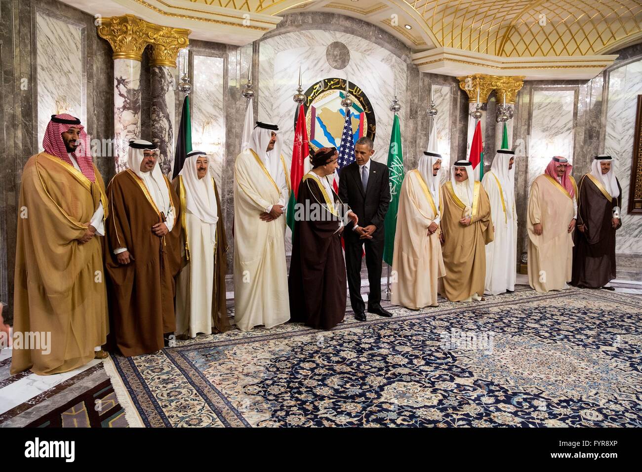 US-Präsident Barack Obama steht mit Führer während der Klasse Foto für den Golf Zusammenarbeit Ratsgipfel im Diriyah Palace 21. April 2016 in Riyadh, Saudi Arabien. Von links: Mohammad bin Salman Kronprinz von Saudi-Arabien, König von Bahrain Hamad bin Eissa Al-Khalifa, Kuwait Emir Scheich Sabah Al-Ahmad Al-Jaber Al-Sabah, Qatar Emir Sheikh Tamim bin Hamad Al-Thani, Oman Deputy Prime Minister Fahd bin Mahmoud al-Said, Präsident Barack Obama, Saudi-Arabien König Salman, Bahrain König Hamad bin Isa al Khalifa, Saudi-Arabien Kronprinz Mohammed bin Nayef, Generalsekretär des Golf Zusammenarbeit Co Stockfoto