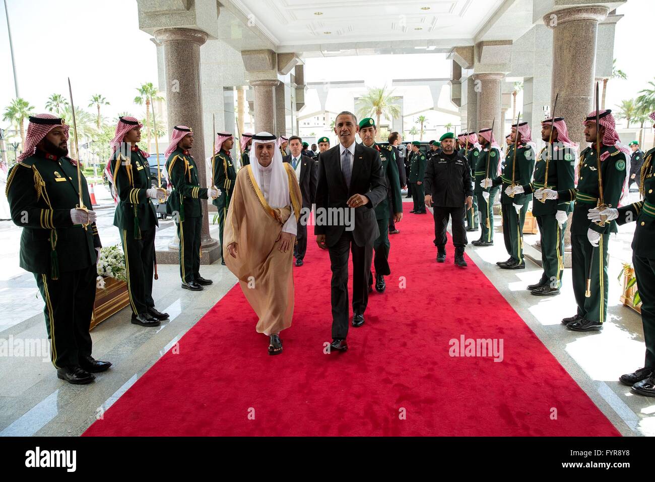 Saudi-Minister für auswärtige Angelegenheiten Adel bin Ahmed Al-Dschubeir begleitet US-Präsident Barack Obama bei der Ankunft für den Golf Zusammenarbeit Ratsgipfel im Diriyah Palace 21. April 2016 in Riyadh, Saudi Arabien. Stockfoto