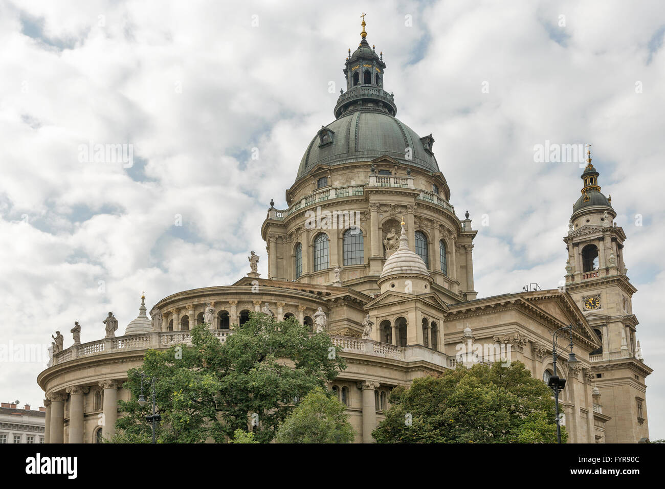 Budapest Basilika des Heiligen Stephan an einem bewölkten Tag, Ungarn. Es ist eine römisch-katholische Basilika, die im neoklassizistischen Stil erbaut. Stockfoto