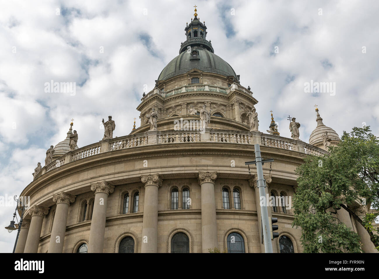 Budapest Basilika des Heiligen Stephan an einem bewölkten Tag, Ungarn. Es ist eine römisch-katholische Basilika, die im neoklassizistischen Stil erbaut. Stockfoto