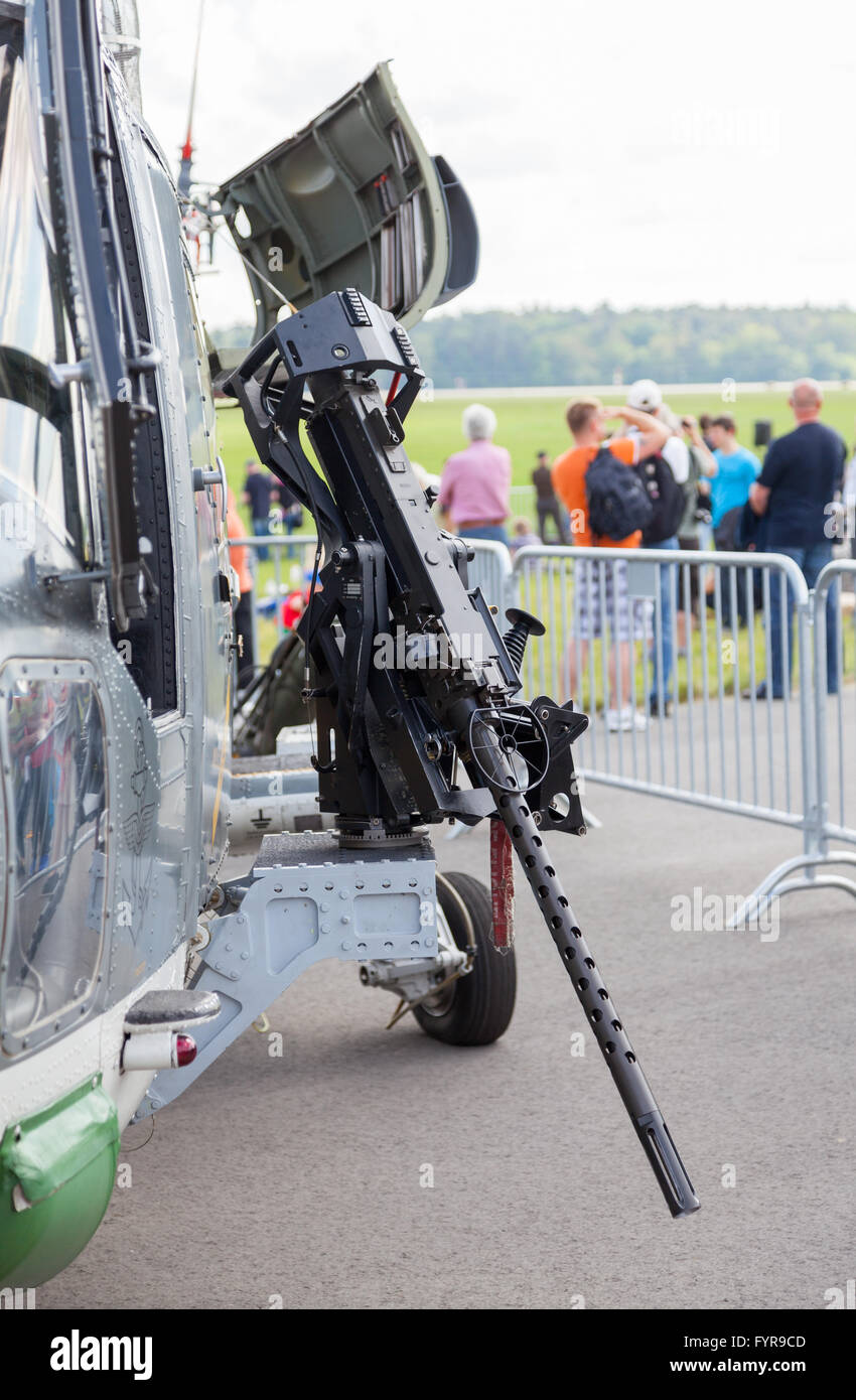 BERLIN / Deutschland - Mai 2014: Maschinengewehr auf Deutsch "Sea Lynx" Hubschrauber auf der ILA Berlin Stockfoto