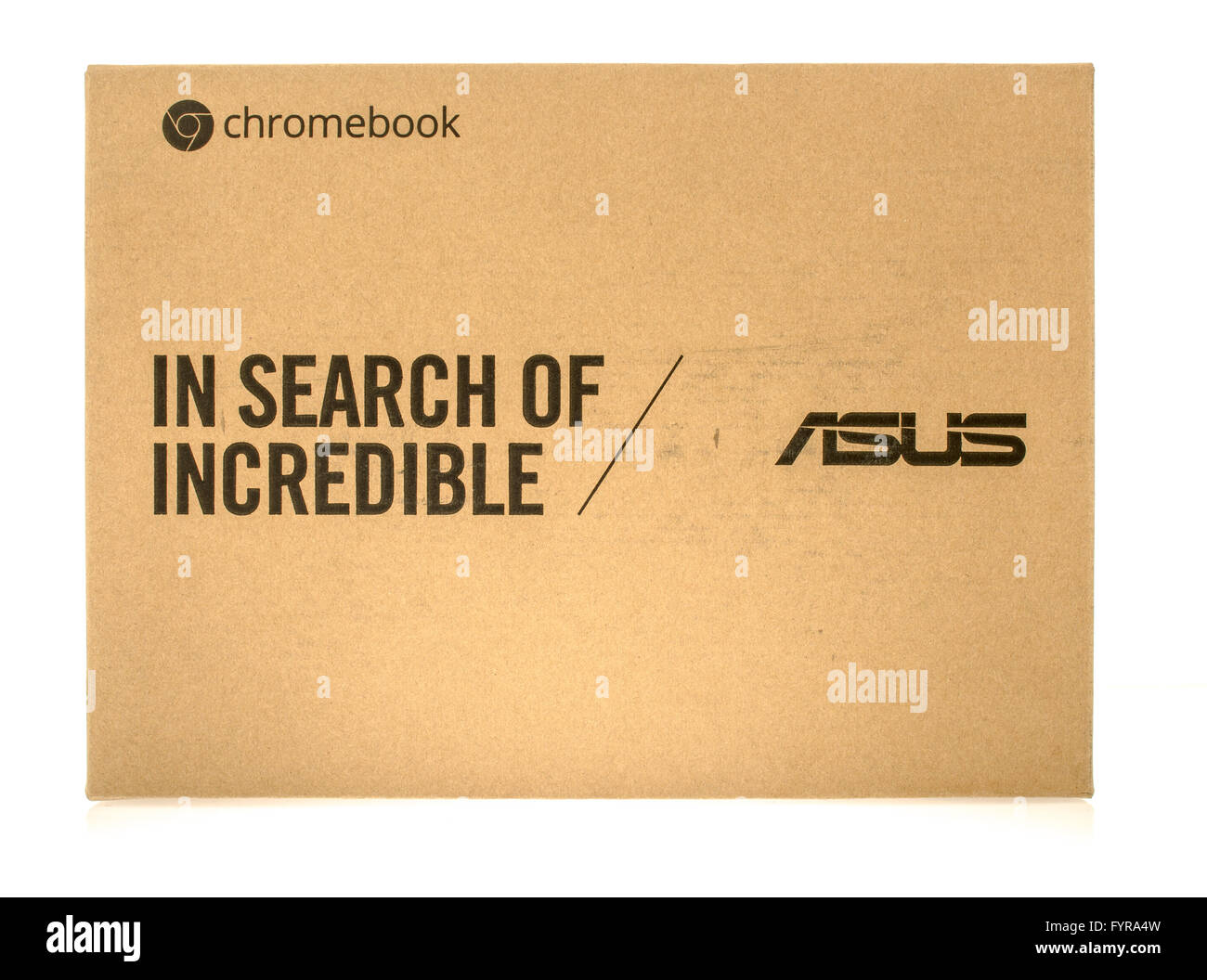 Winneconne, Wisconsin - 3. Dezember 2015: Paket von einem ASUS Chromebook Stockfoto