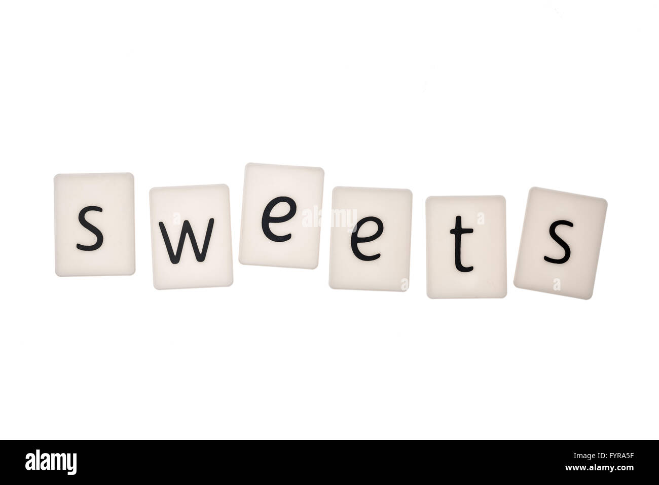 Plastische Buchstaben auf weißem Hintergrund Rechtschreibung Wort Süßigkeiten Stockfoto