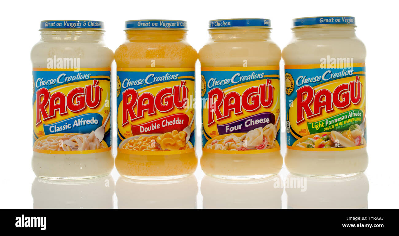 Winneconne, Wisconsin - 6. Dezember 2015: vier Gläser verschiedene aromatisierte Käsesaucen von Ragu. Stockfoto