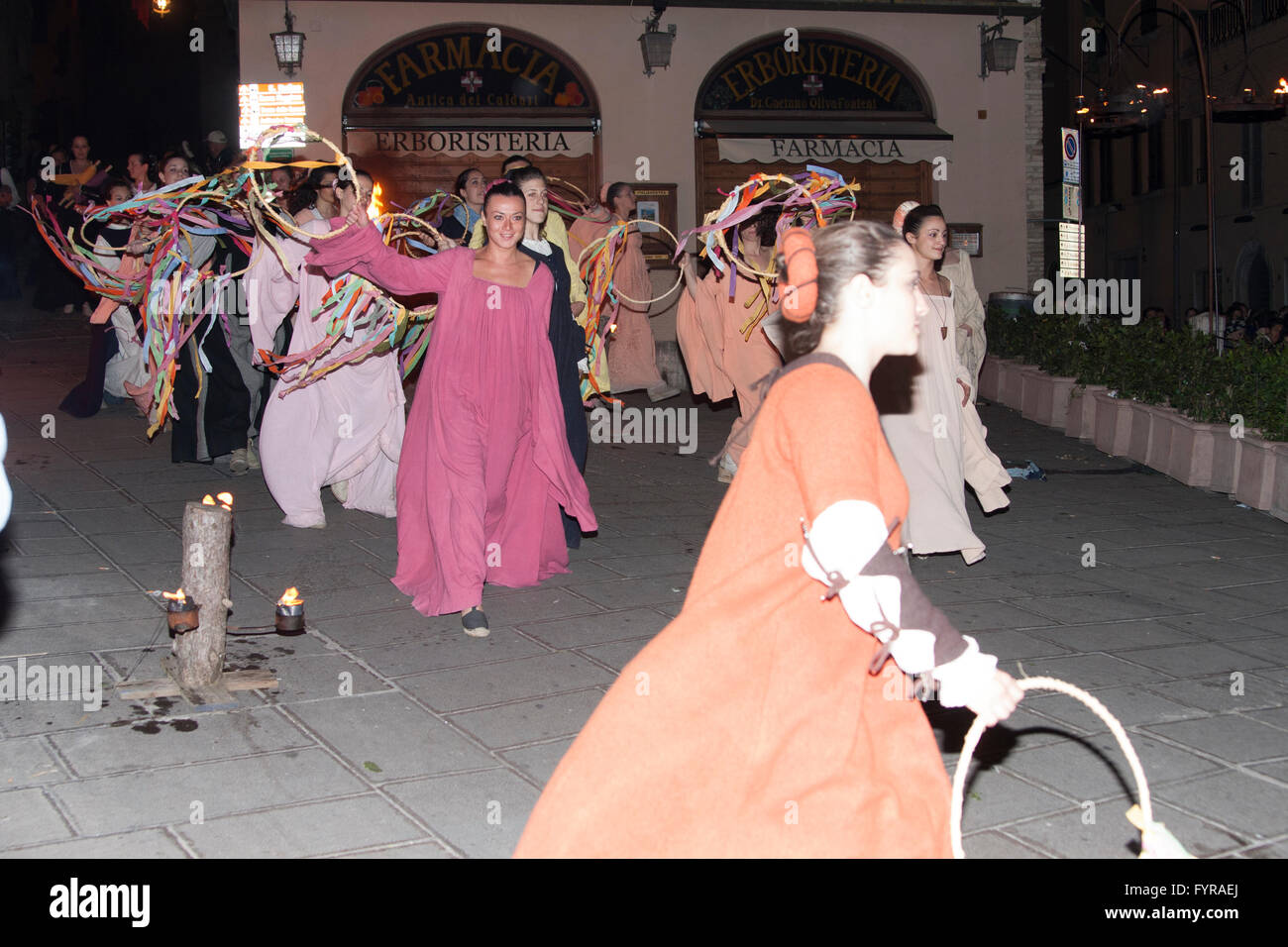 Nacht-Parade in mittelalterlichen Kostümen auf 2011 Calendimaggio, Assisi. Stockfoto