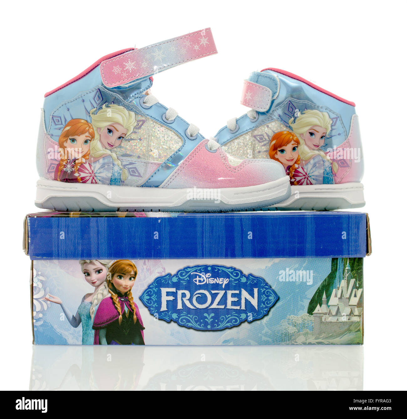 Winneconne, Wisconsin - 14. Januar 2016: Schuhe mit Frozen von Disney mit Anna und Esla. Stockfoto