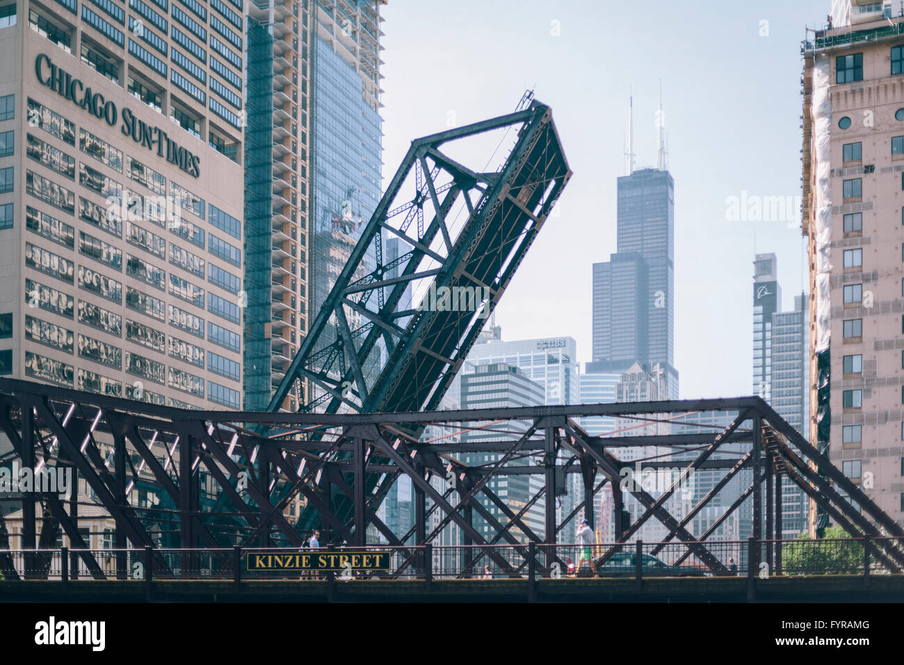 Die Kinzie Street Railroad Bridge auf die Skyline von Chicago. Stockfoto