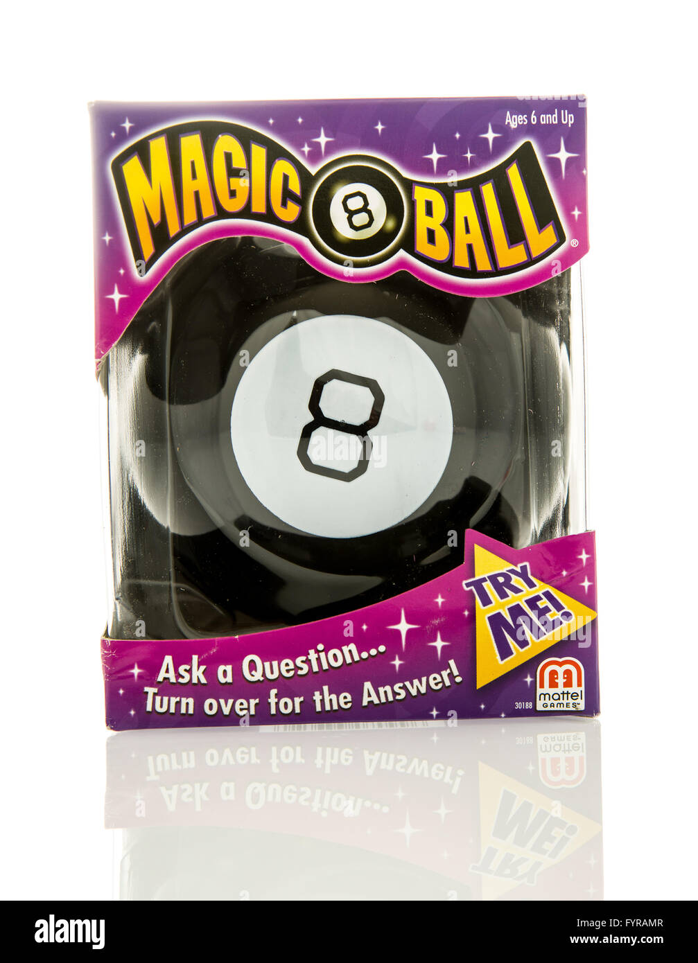 Winneconne, Wisconsin - 5. Februar 2016: Schachtel mit dem original Magic 8 Ball gemacht von Mattel. Stockfoto