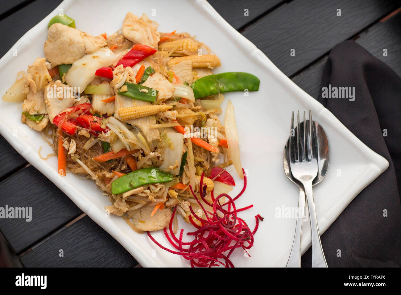 Spicy Thai Abendessen Gericht Pad Woon Sen Huhn mit gemischtem Gemüse Stockfoto