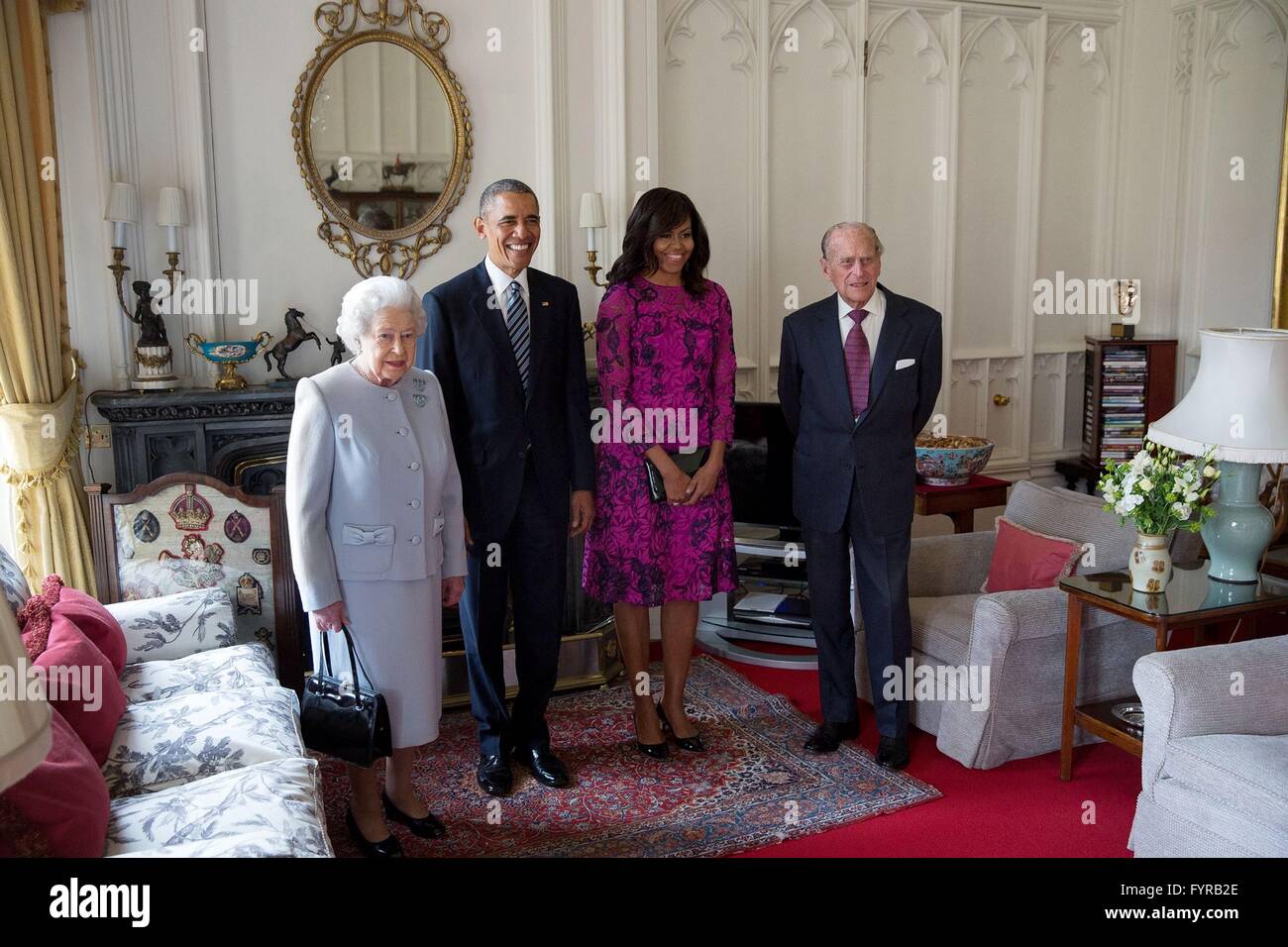 Posieren Sie Königin Elizabeth II und Prinz Philip, Duke of Edinburgh, für ein Foto mit US-Präsident Barack Obama und First Lady Michelle Obama vor dem Mittagessen auf Schloss Windsor 22. April 2016 in Windsor, Großbritannien. Stockfoto