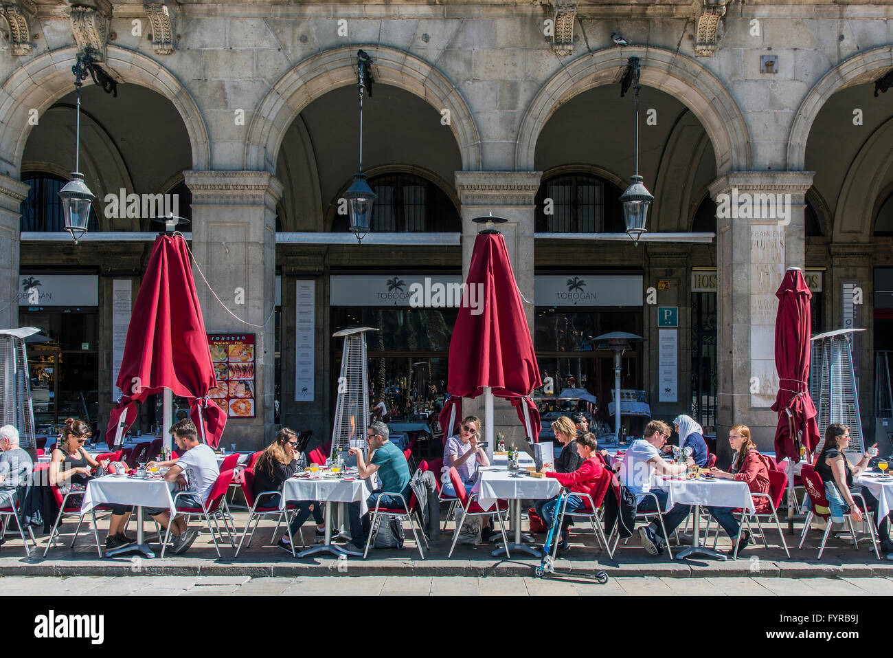 Café im Freien mit Touristen, die an den Tischen im Placa Reial oder Plaza Real, Barcelona, Katalonien, Spanien Stockfoto