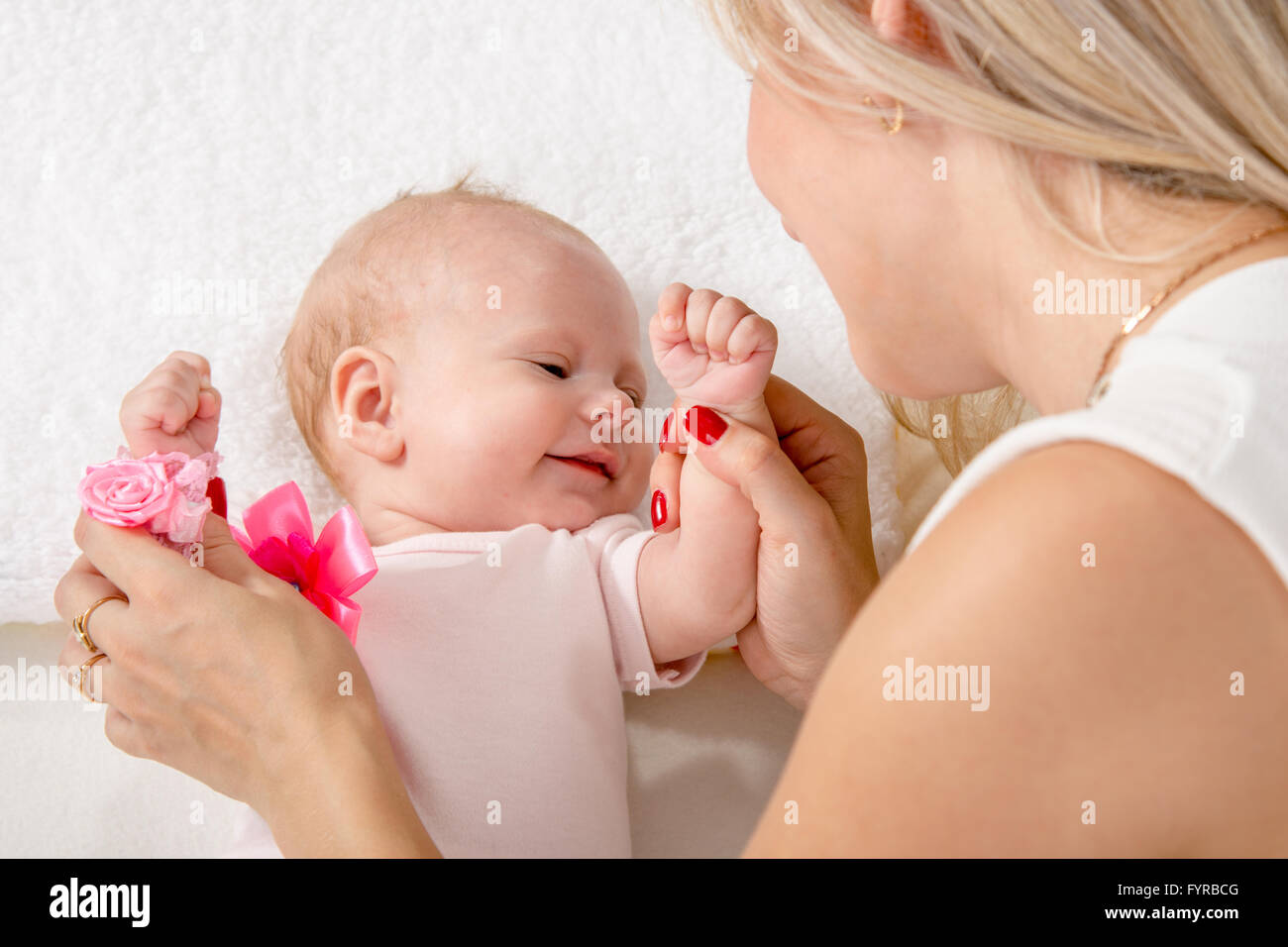 Mutter knetet zwei-Griff-baby Stockfoto