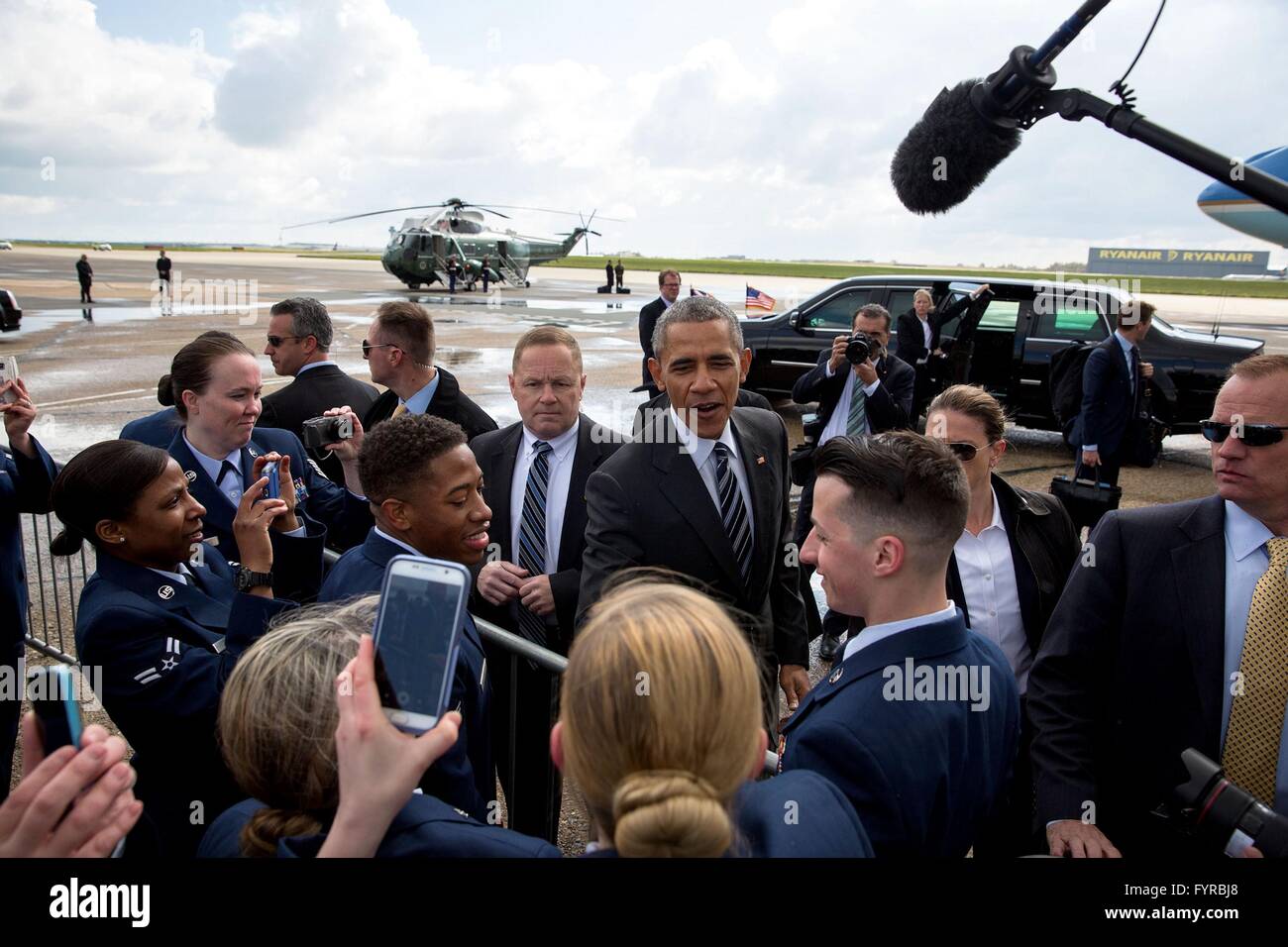 US-Präsident Barack Obama begrüßt Luftwaffe Service-Personal am Flughafen London-Stansted, wie er für Deutschland 24. April 2016 in ein, Essex, Großbritannien fährt. Stockfoto