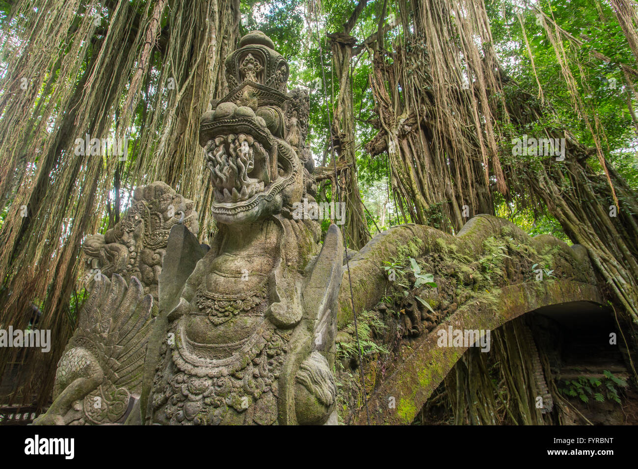 Berühmte Drachenbrücke in Monkey Forest Sanctuary in Ubud, Bali, Indonesien Stockfoto