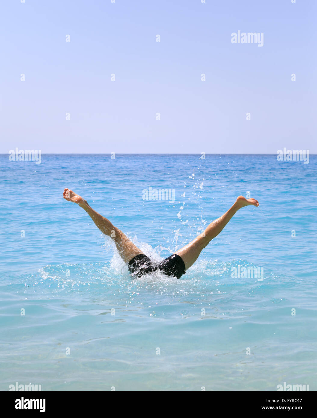 Lustige Sommer Urlaub Konzept - Beine des Mannes schwimmen Stockfoto