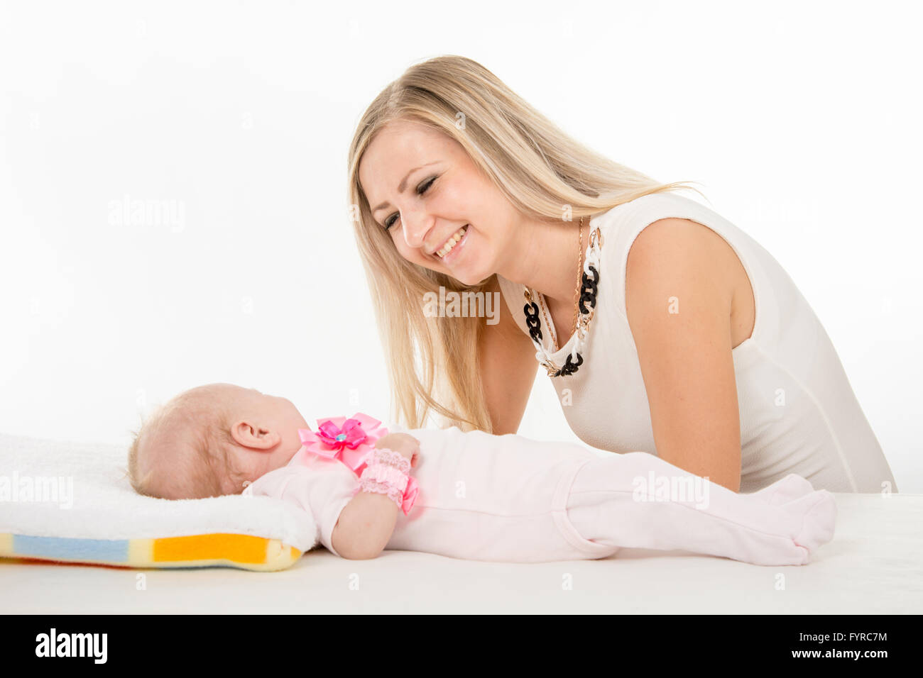 Glückliche Mutter Blick auf eine zwei-Monats-Tochter Stockfoto