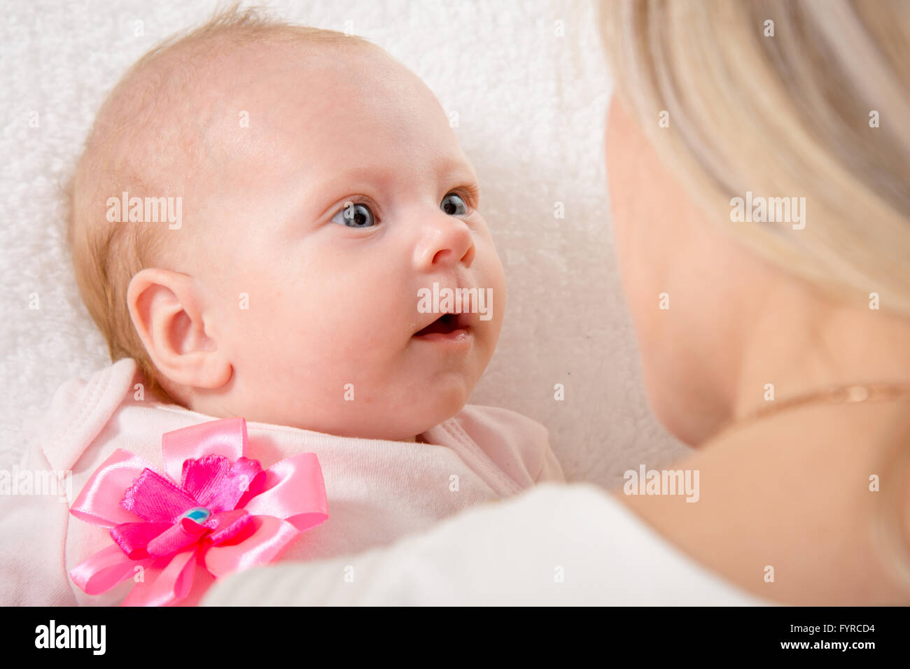 Das zwei-Monats-Baby bei seiner Mutter auf der Suche Stockfoto