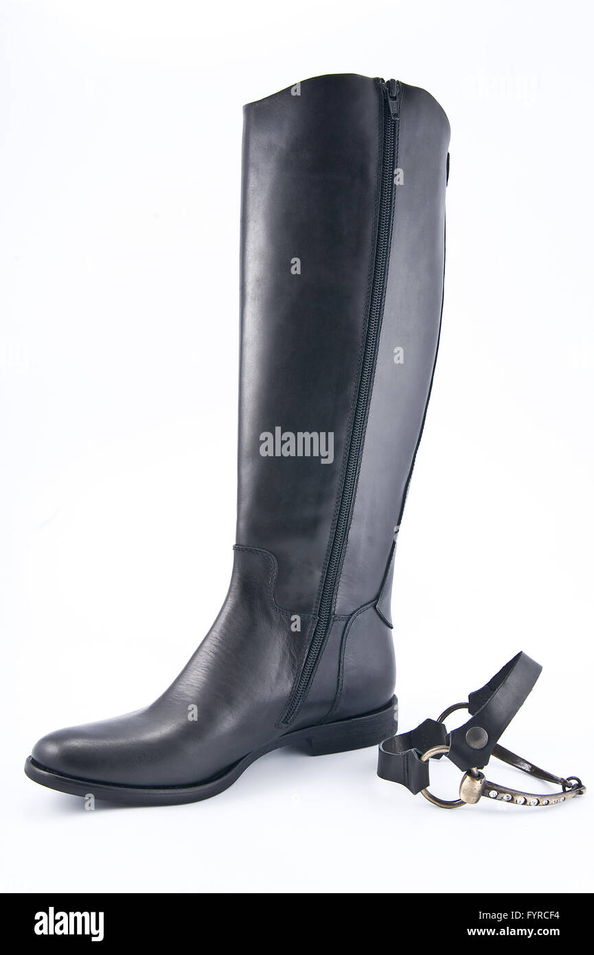 Weibliche Lederstiefel schwarze mit niedrigen Absätzen. Stockfoto