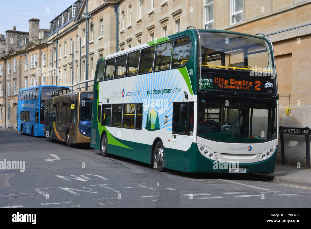 Postkutsche-Elektro-Hybrid-Bus im Stadtzentrum von Oxford. Stockfoto