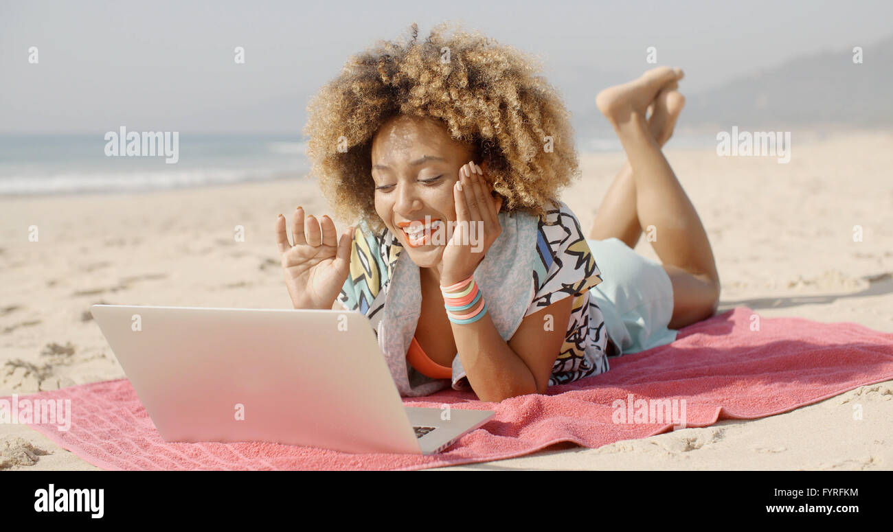 Frau mit ihrem Laptop im freien Stockfoto