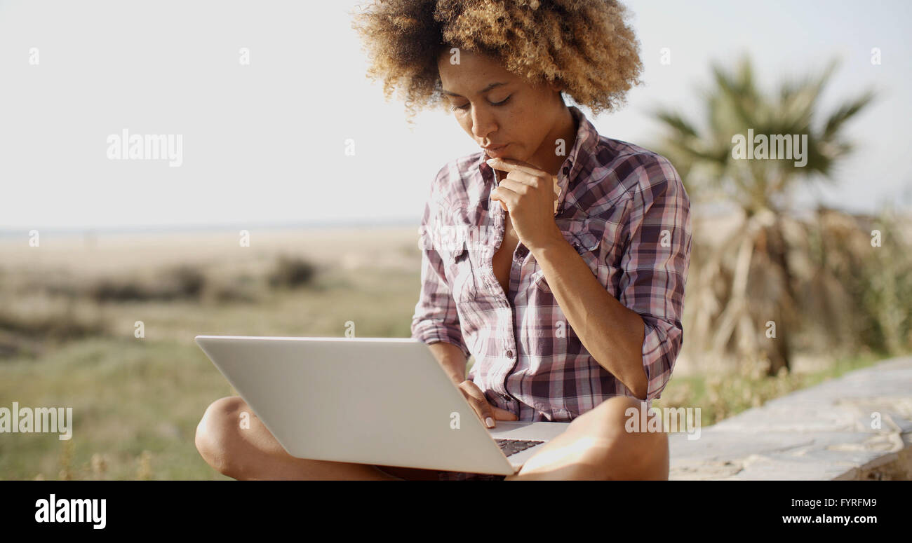 Mädchen mit einem Laptop im Freien arbeiten Stockfoto