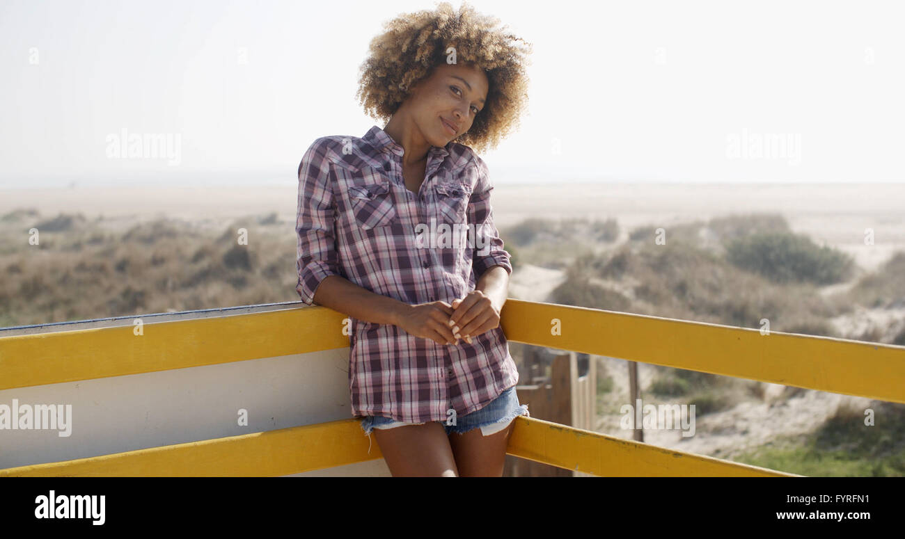Glückliche afroamerikanische Frau lächelnd im freien Stockfoto