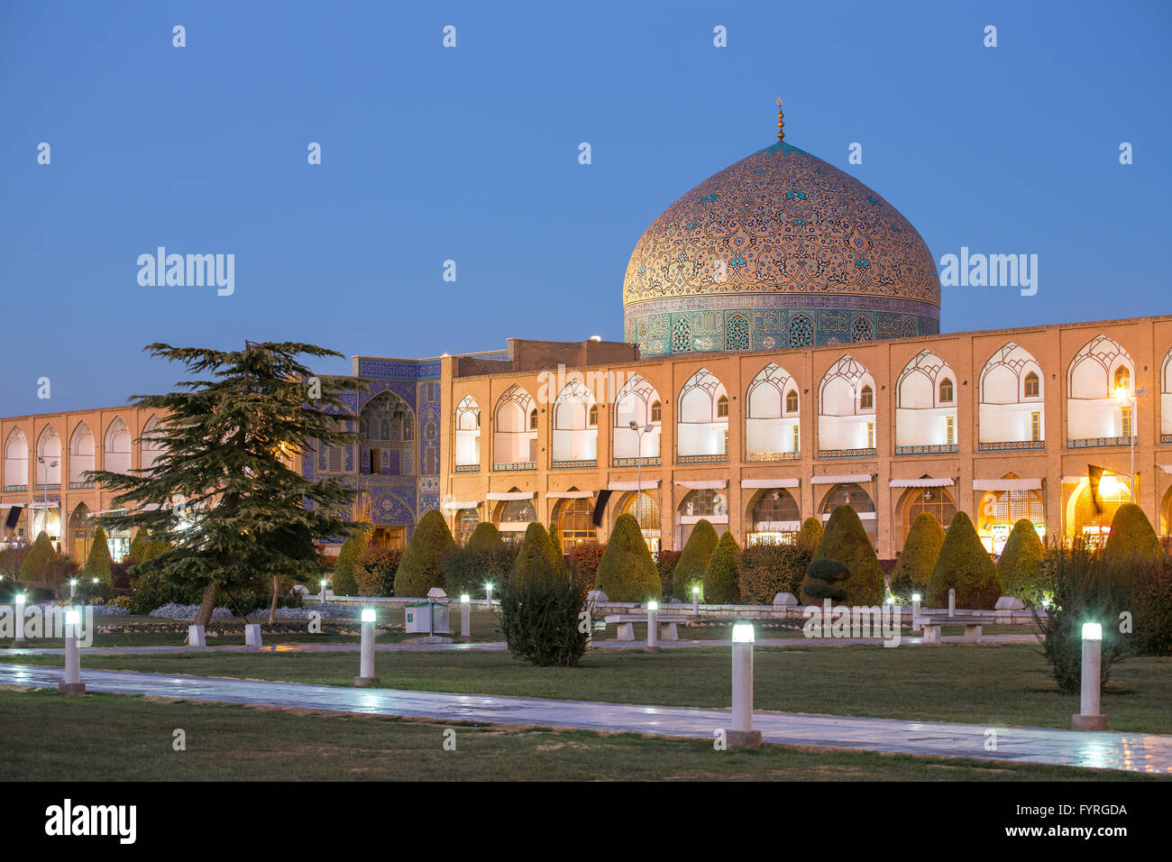 Sheikh Lotfollah-Moschee am Naqhsh-e Jahan Quadrat in Isfahan, Iran. Nachtaufnahme. Stockfoto