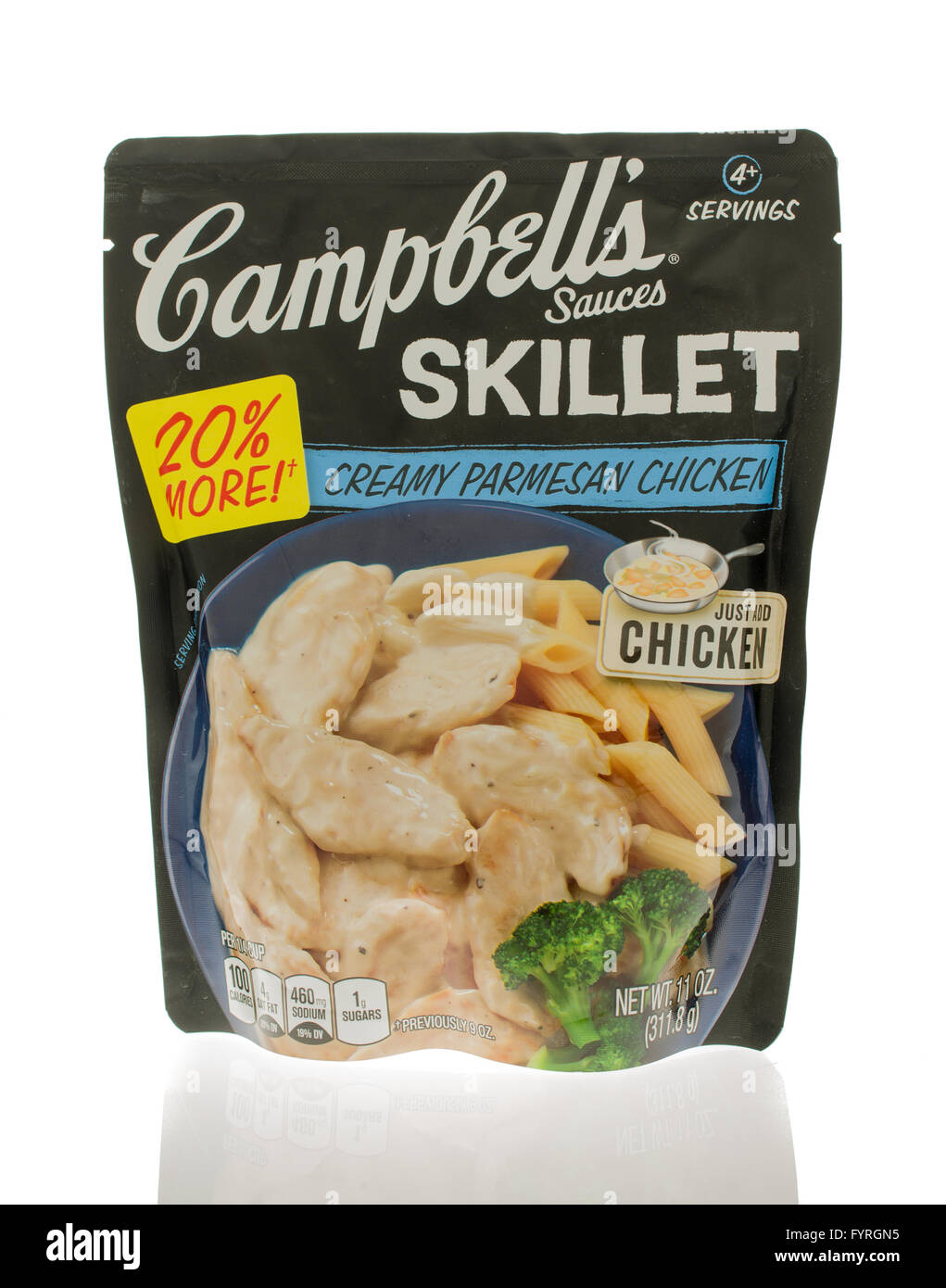 Winneconne, Wisconsin - 18. November 2015: Paket von Campbell-Soßen, die in einer Pfanne und in cremiger Parmesan Huhnaroma vorgenommen werden. Stockfoto