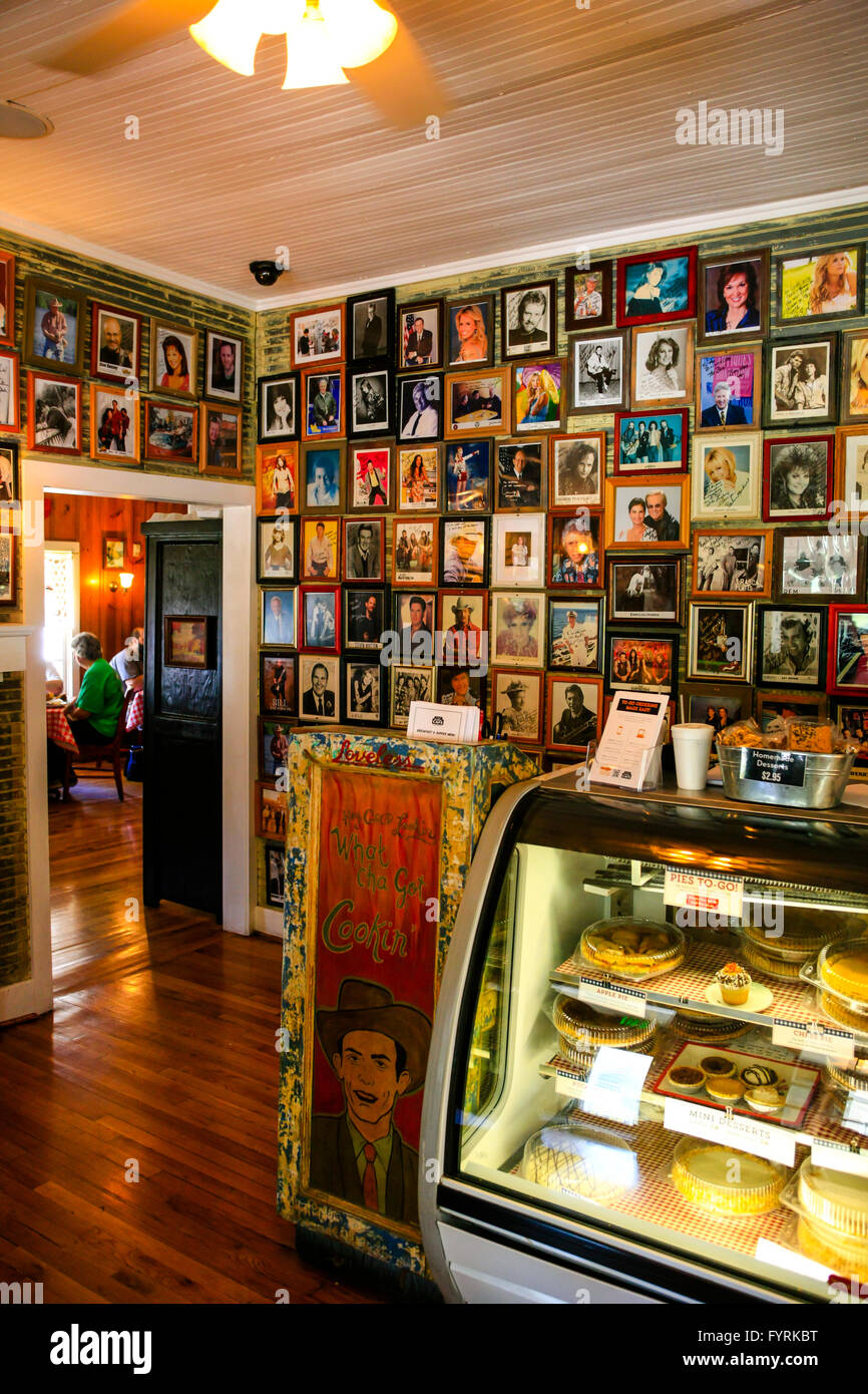 Promi-Porträts an den Wänden im Inneren der berühmten Loveless Cafe am Hwy 100, Nashville, TN unterzeichnet Stockfoto