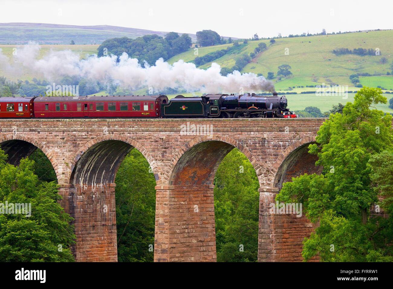 Machen Sie es sich Carlisle Bahnstrecke. Dampfzug den Sherwood Förster. Trocken Sie Beck Viadukt, Armathwaite, Eden Valley, Cumbria, England Stockfoto