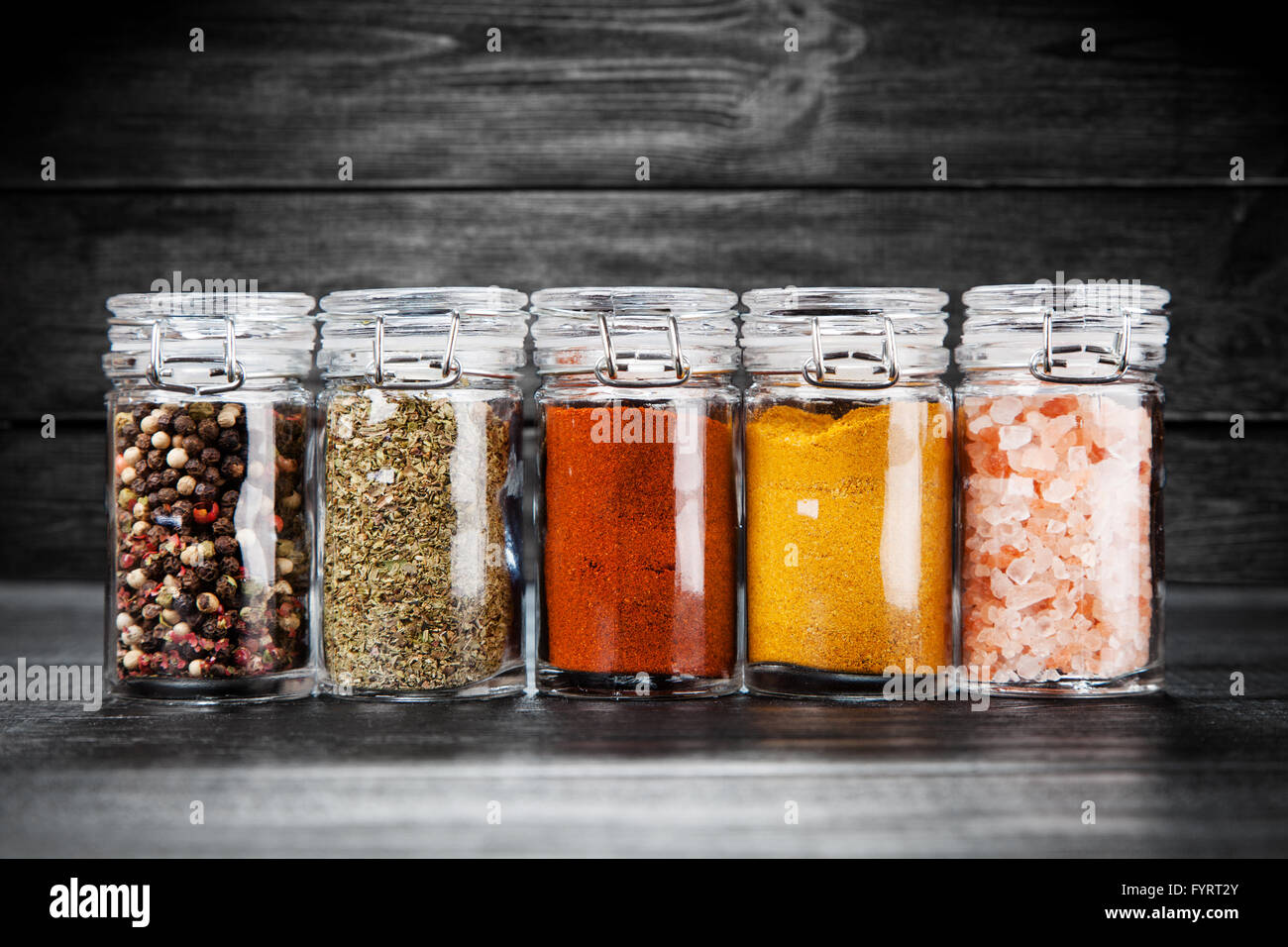 Satz von verschiedenen Kräutern und Gewürzen Stockfoto